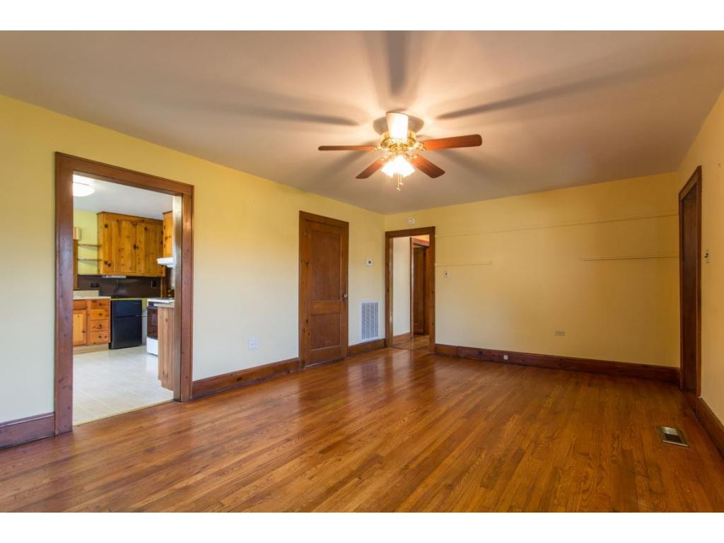 111 Tween Hills Road Bristol, TN 37620 - Photo 14 of 23 Living room