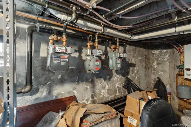 a view of entryway with outdoor seating