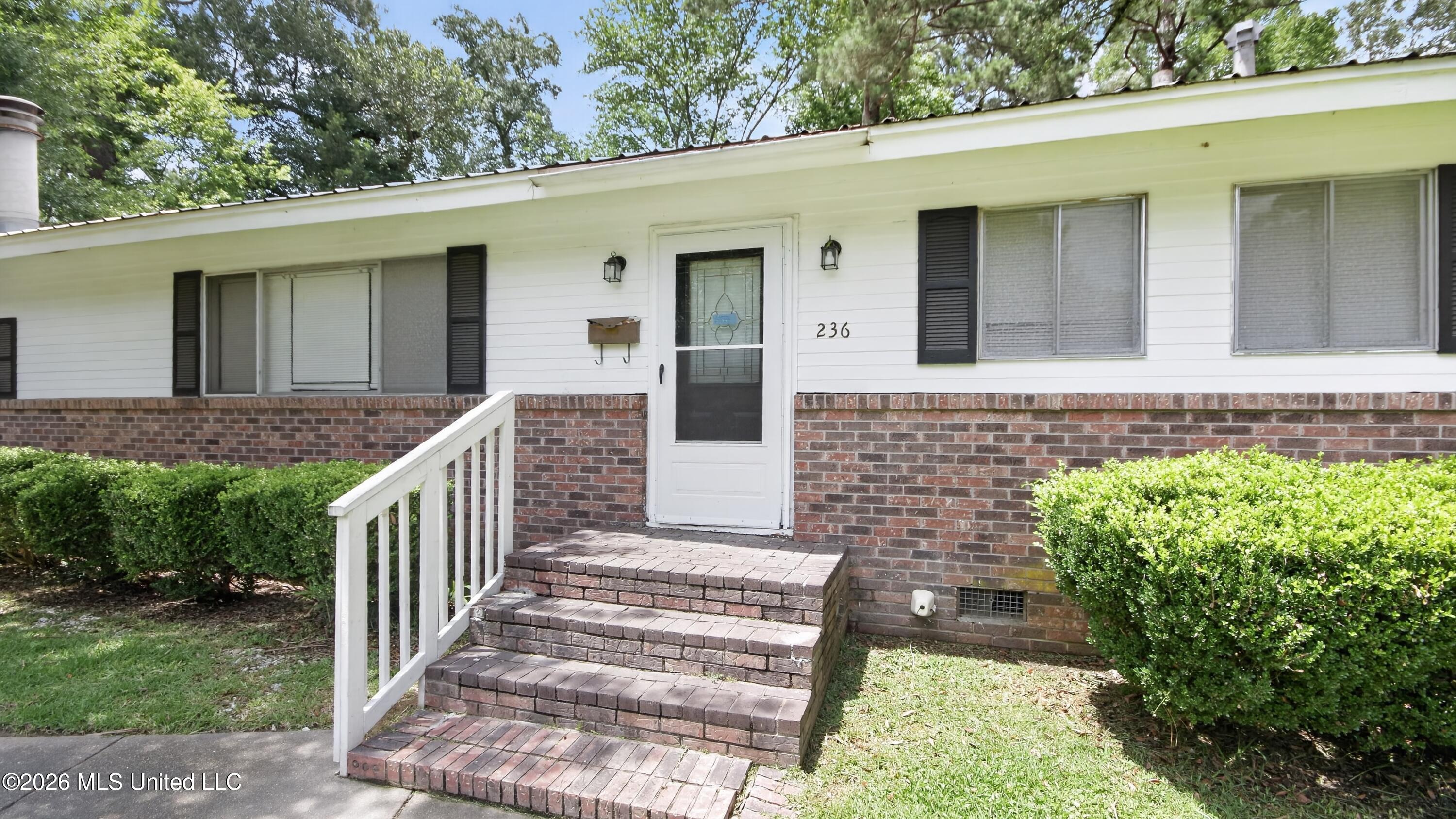236 South Canton Club Circle Jackson, MS 39211 - Photo 4 of 30 02_236_S_Canton_Club_Cir-Exterior-0278