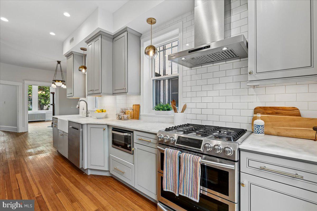 1105 G Street Southeast Washington, DC 20003 - Photo 23 of 51 SS appliances, gormet kitchen!