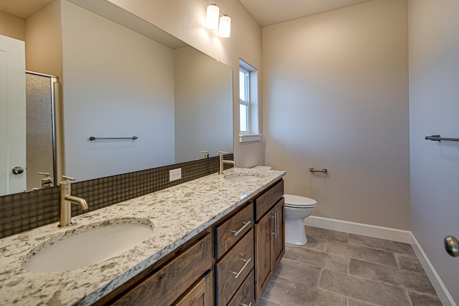 4898 Southwest Zenith Avenue Redmond, OR 97756 - Photo 15 of 32 Massive Primary Bathroom