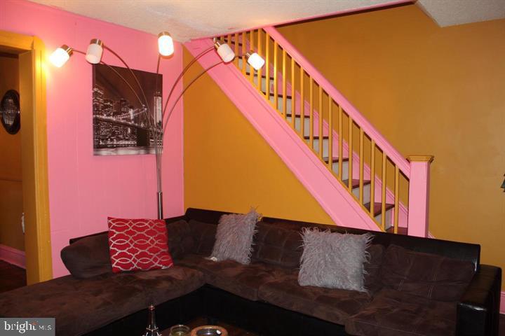 517 Littlecroft Road Upper Darby, PA 19082 - Photo 3 of 25