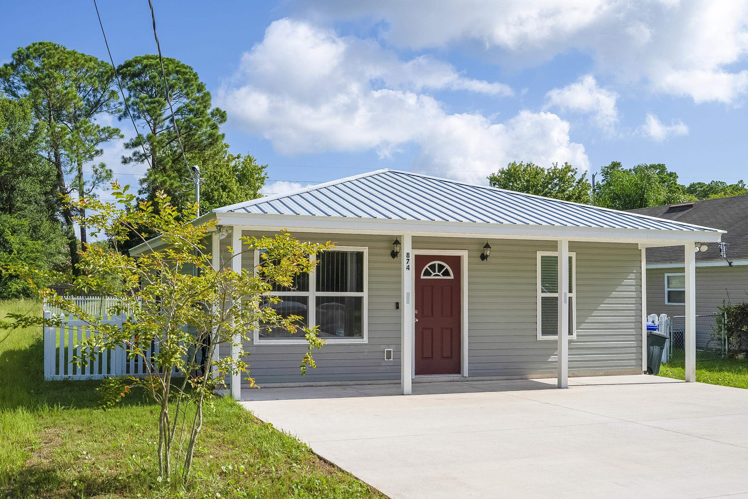 874 Ervin Street St. Augustine, FL 32084 - Photo 4 of 29 a front view of a house with garden