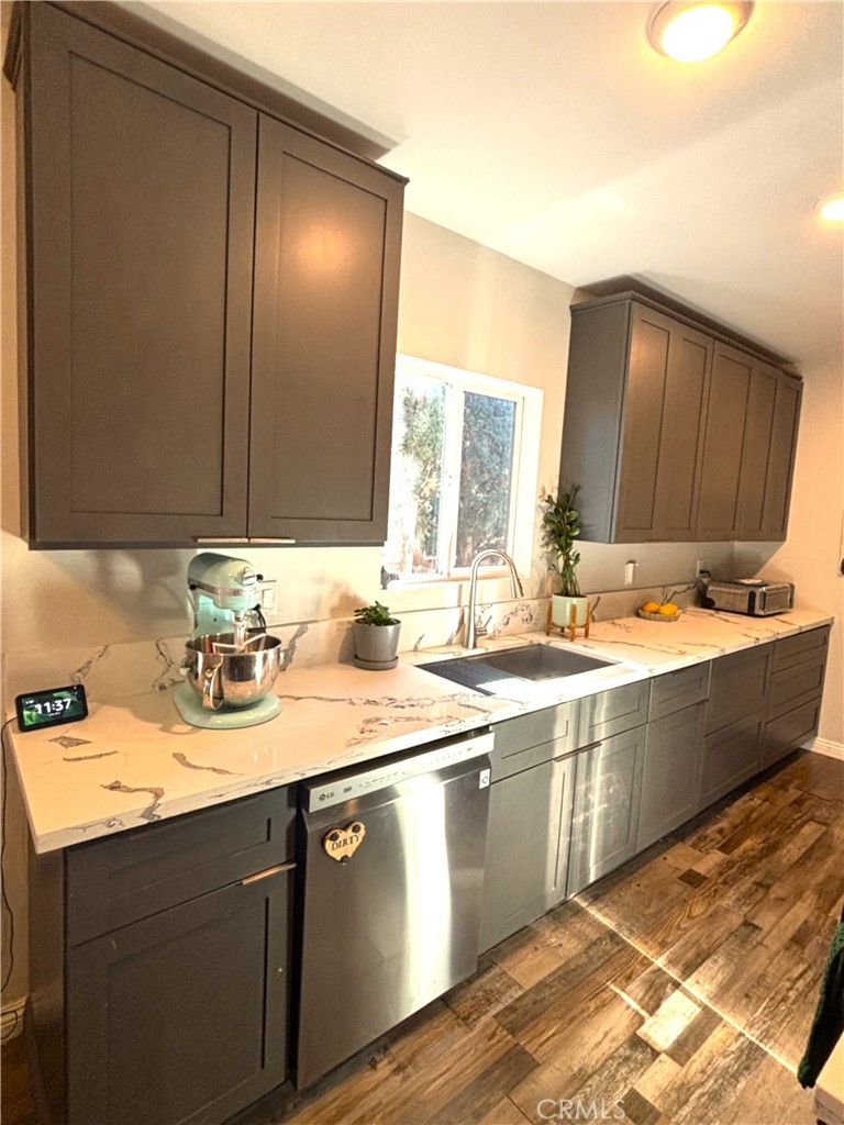 10433 Helendale Avenue Tujunga, CA 91042 - Photo 5 of 42