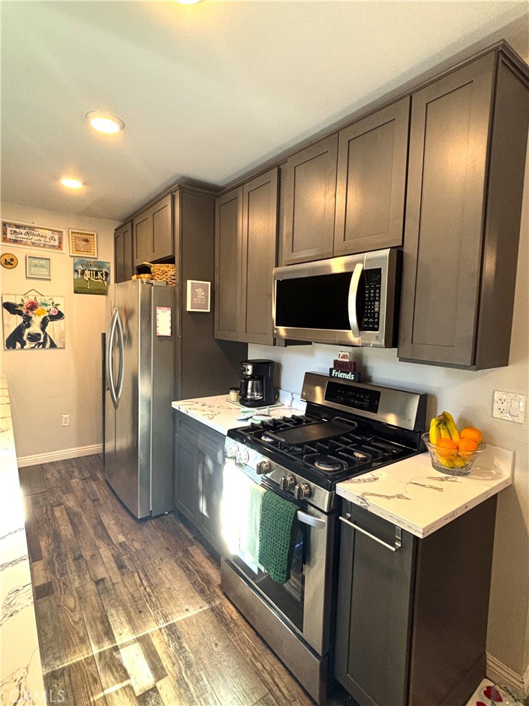 10433 Helendale Avenue Tujunga, CA 91042 - Photo 6 of 42