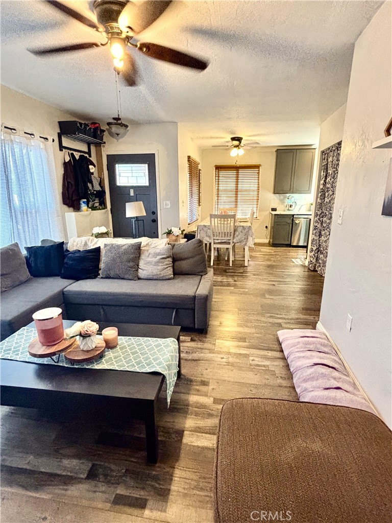 10433 Helendale Avenue Tujunga, CA 91042 - Photo 8 of 42