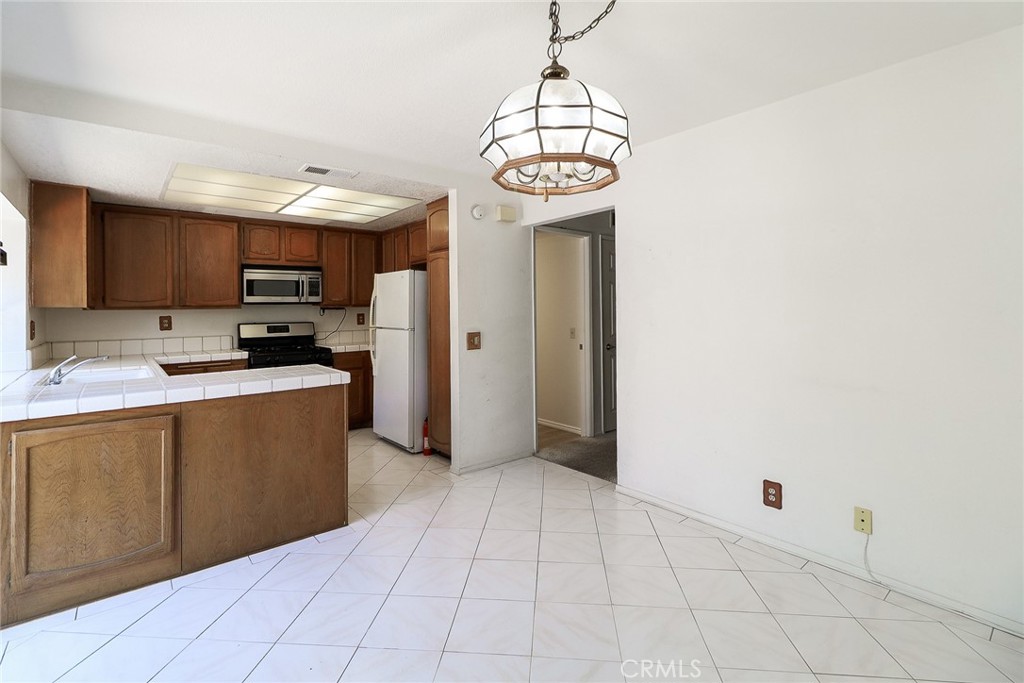 345 Jeremiah Drive, Unit C Simi Valley, CA 93065 - Photo 12 of 66 Dining room to kitchen
