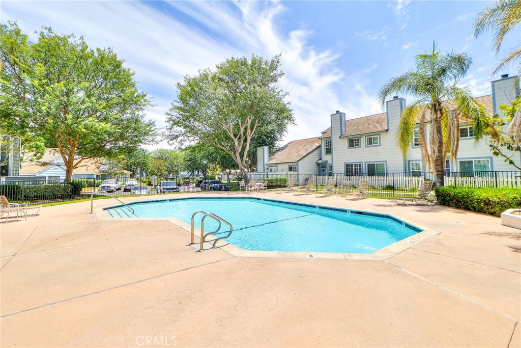 345 Jeremiah Drive, Unit C Simi Valley, CA 93065 - Photo 47 of 66 Swimming pool 1