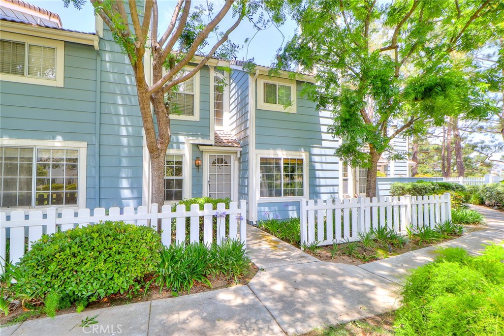 345 Jeremiah Drive, Unit C Simi Valley, CA 93065 - Photo 64 of 66 a front view of a house with a garden