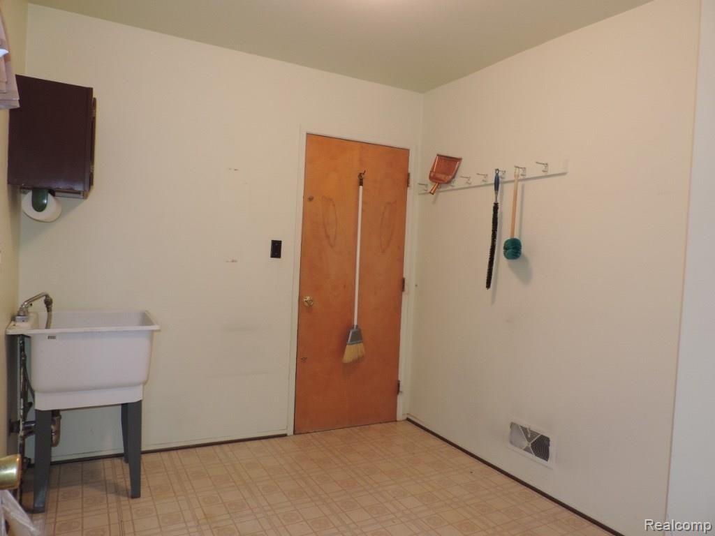 18885 Levan Road Livonia, MI 48152 - Photo 11 of 25 thumb_DSCN2968_1024.jpg