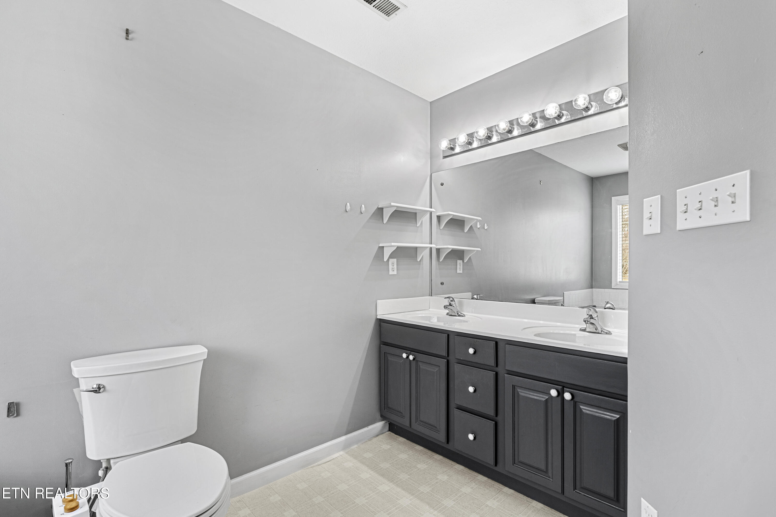 7630 Racing Run Road Knoxville, TN 37920 - Photo 23 of 36 Primary Bathroom