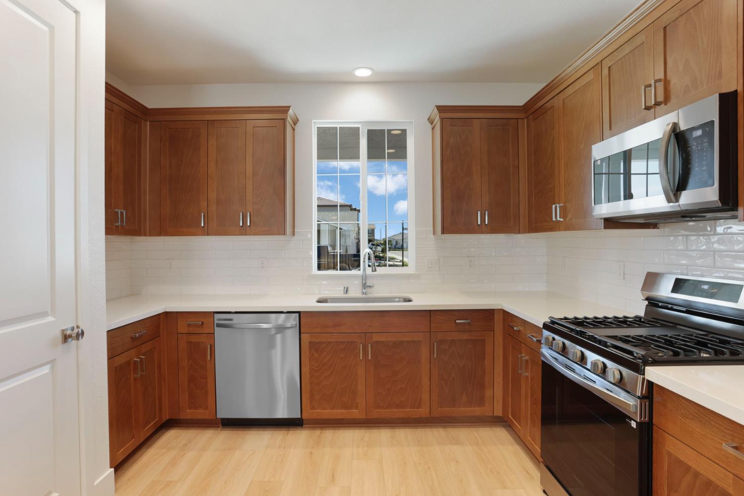 3265 Rugnao Way Manteca, CA 95337 - Photo 5 of 38 Gas range