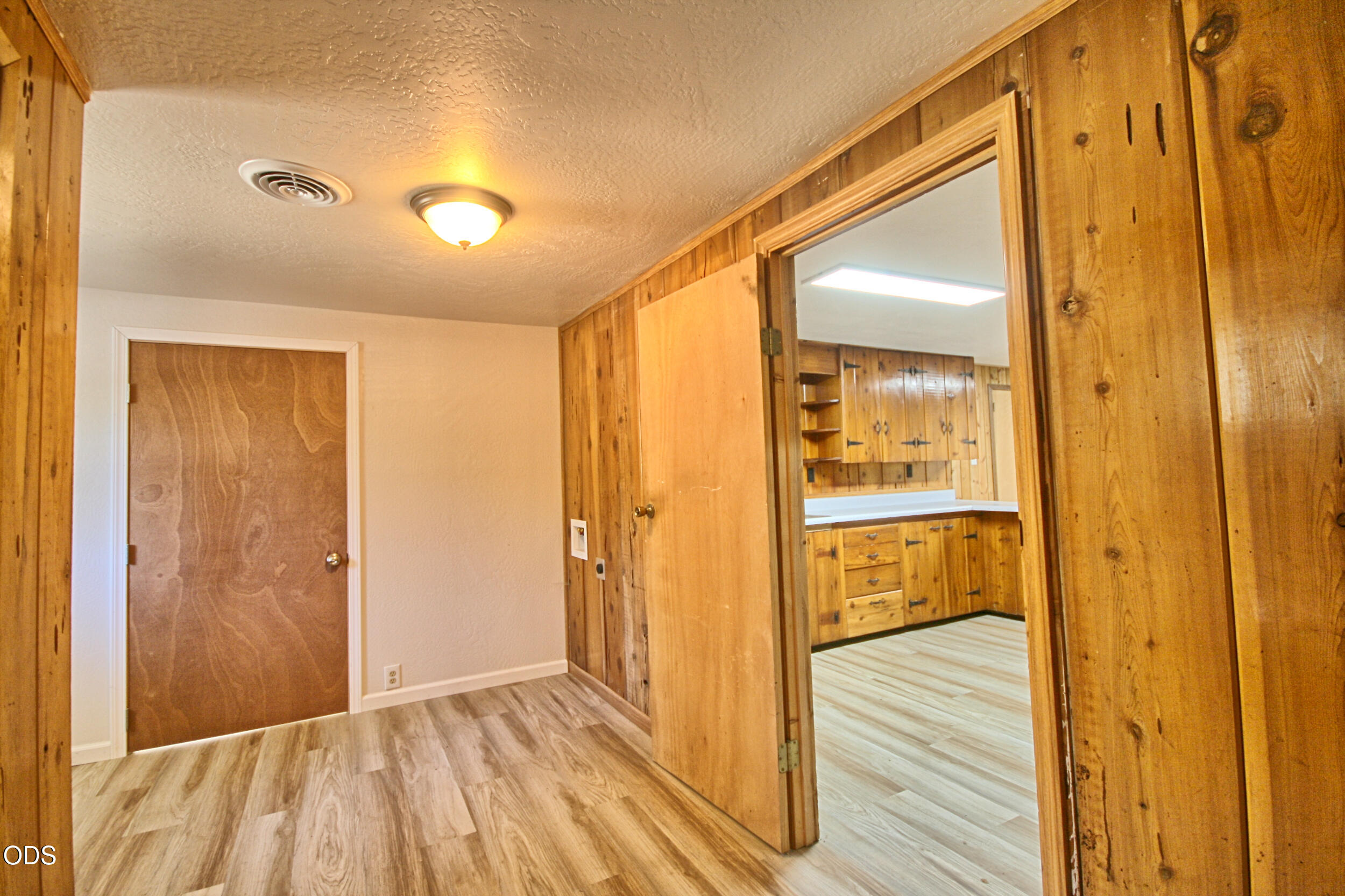 2525 Kinney Creek Road Jacksonville, OR 97530 - Photo 24 of 38 a view of a hallway with wooden floor and a bathroom
