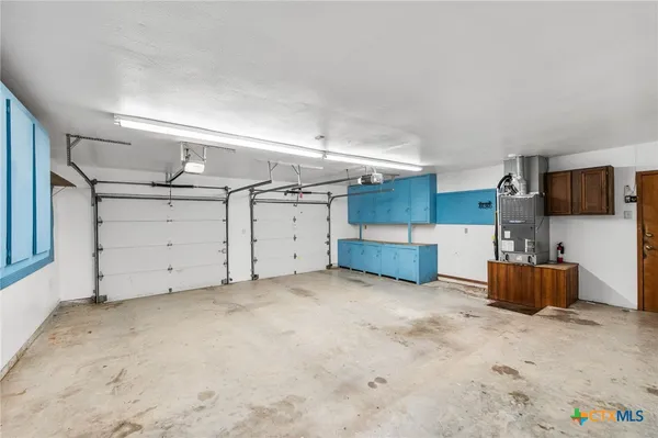 a view of a garage kitchen