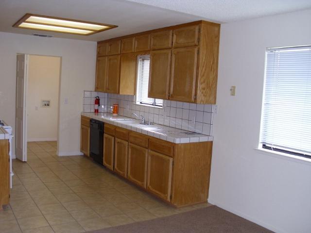 16138 Karen Road Madera, CA 93636 - Photo 7 of 11 Kitchen, very clean