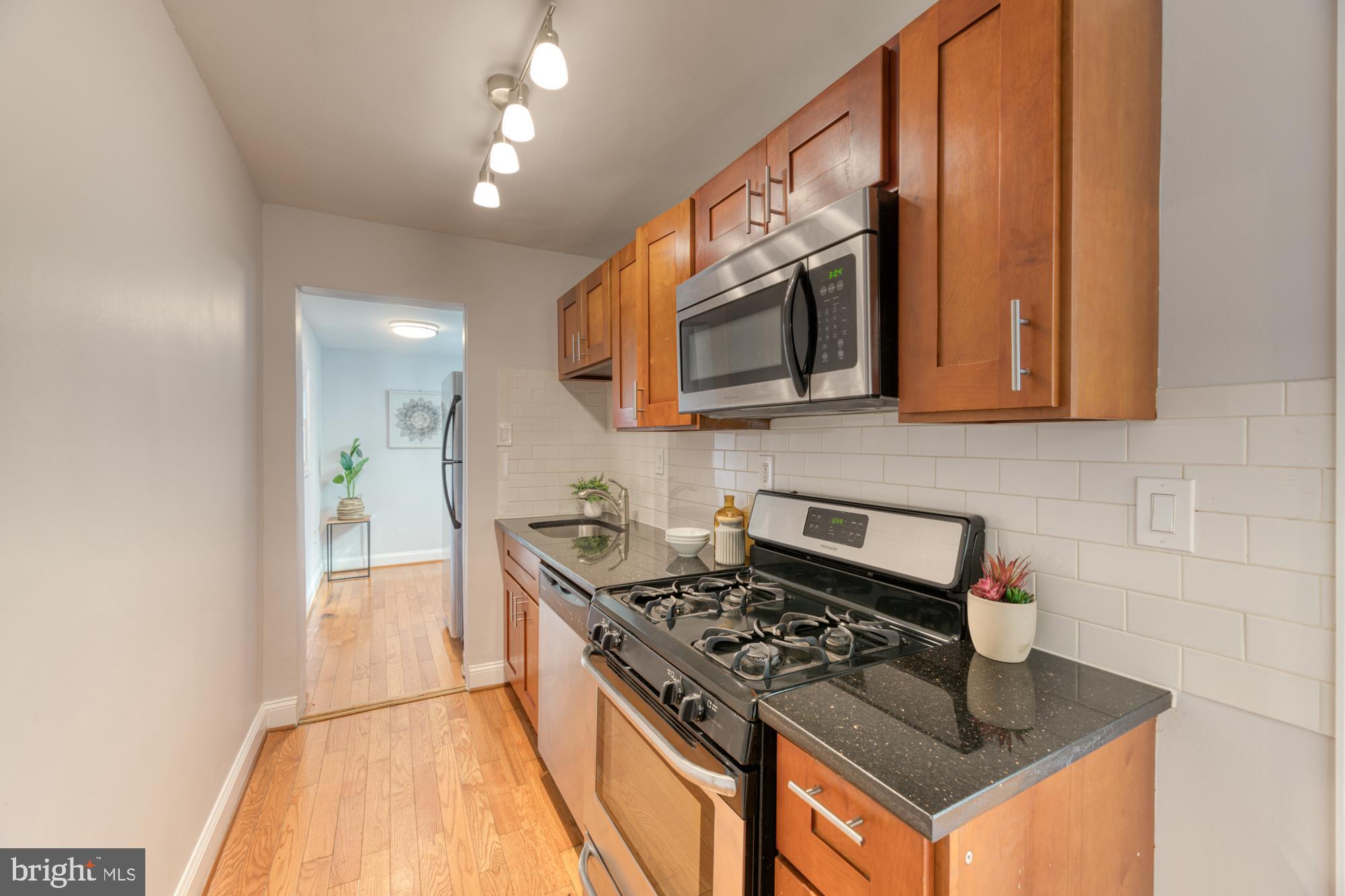 726 Hobart Place Northwest Washington, DC 20001 - Photo 8 of 24