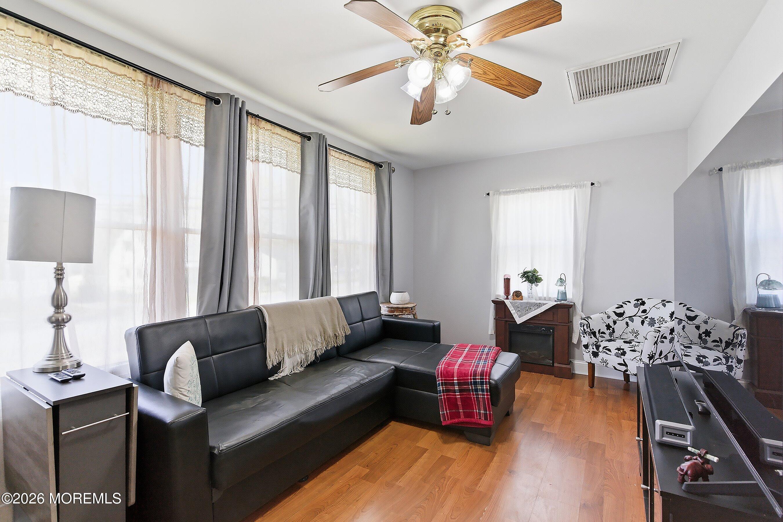 817 Shore Concourse Keyport, NJ 07735 - Photo 3 of 12 04-Living 1A