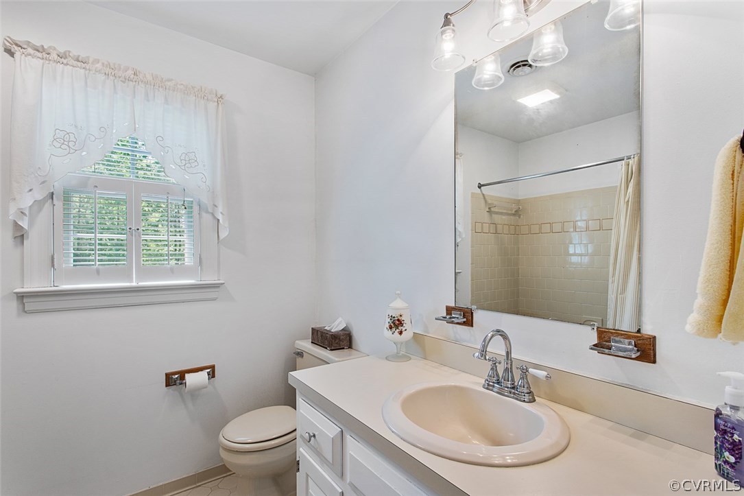 6611 Glebe Point Road Chesterfield, VA 23838 - Photo 28 of 44 a bathroom with a toilet sink and mirror