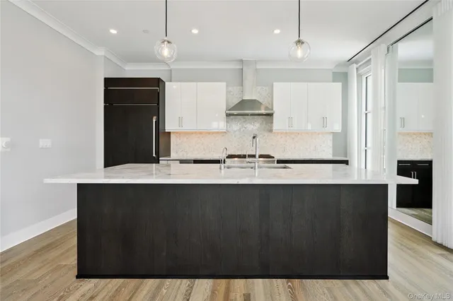 $2,099,000 | 100 Garvies Point Road, Unit 1304, Glen Cove, NY 11542