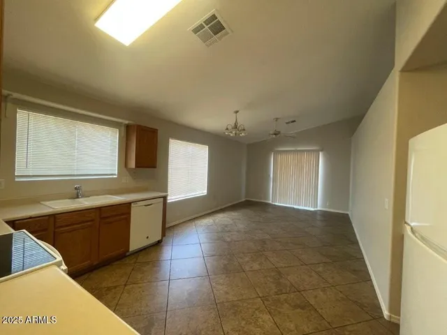 a view of livingroom with furniture and ceiling fan