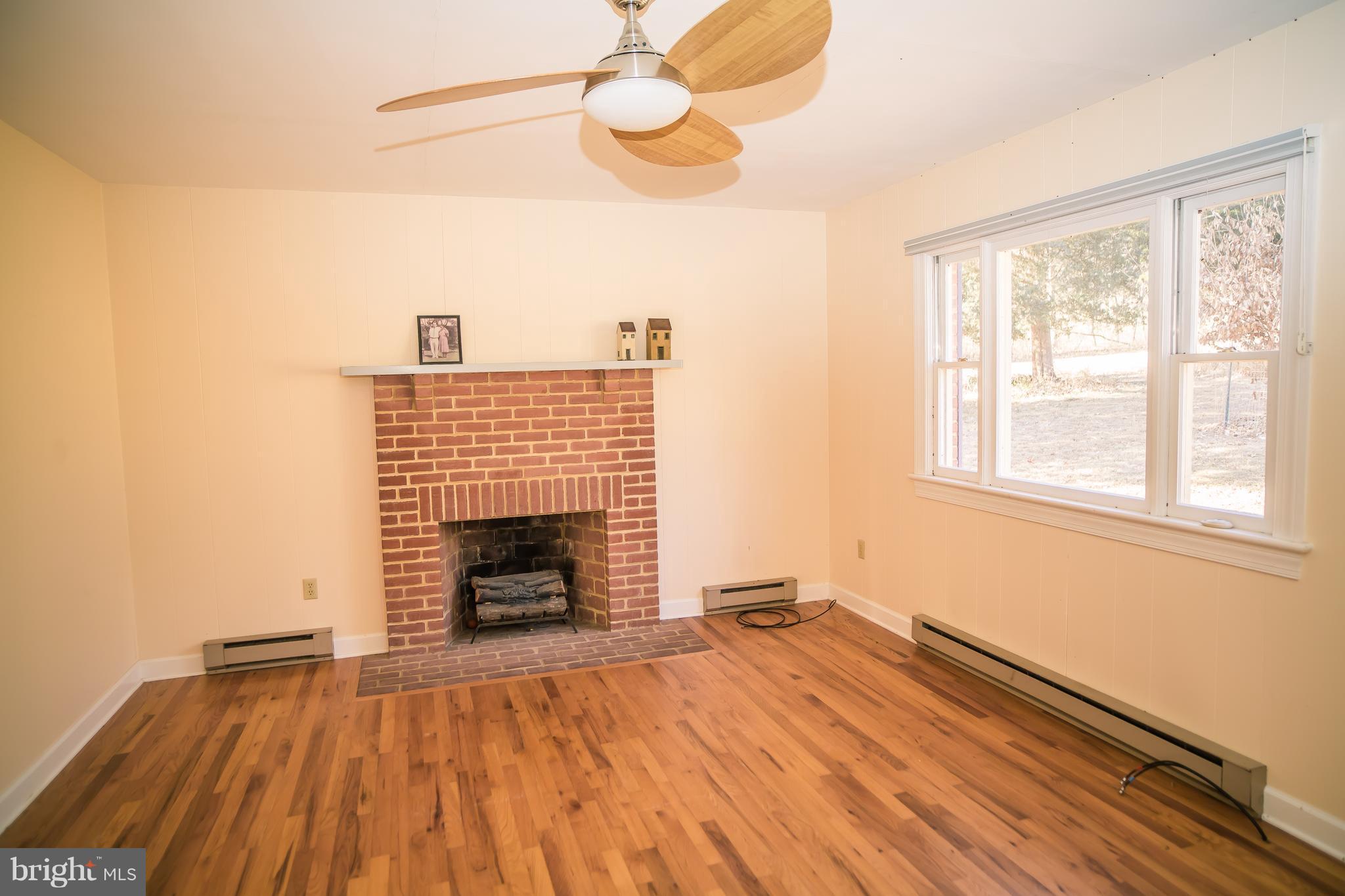 1381 Feltner Road Bluemont, VA 20135 - Photo 4 of 12 Living Room