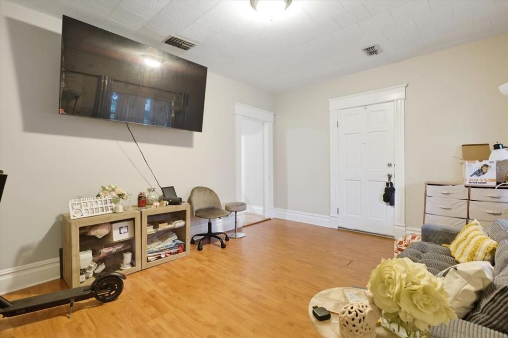 2511 West Abdella Street Tampa, FL 33607 - Photo 9 of 17 a room with furniture and a flat screen tv
