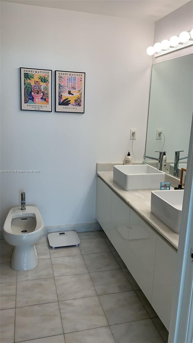 601 Northeast 36th Street, Unit 806 Miami, FL 33137 - Photo 28 of 28 a bathroom with a toilet a sink and mirror