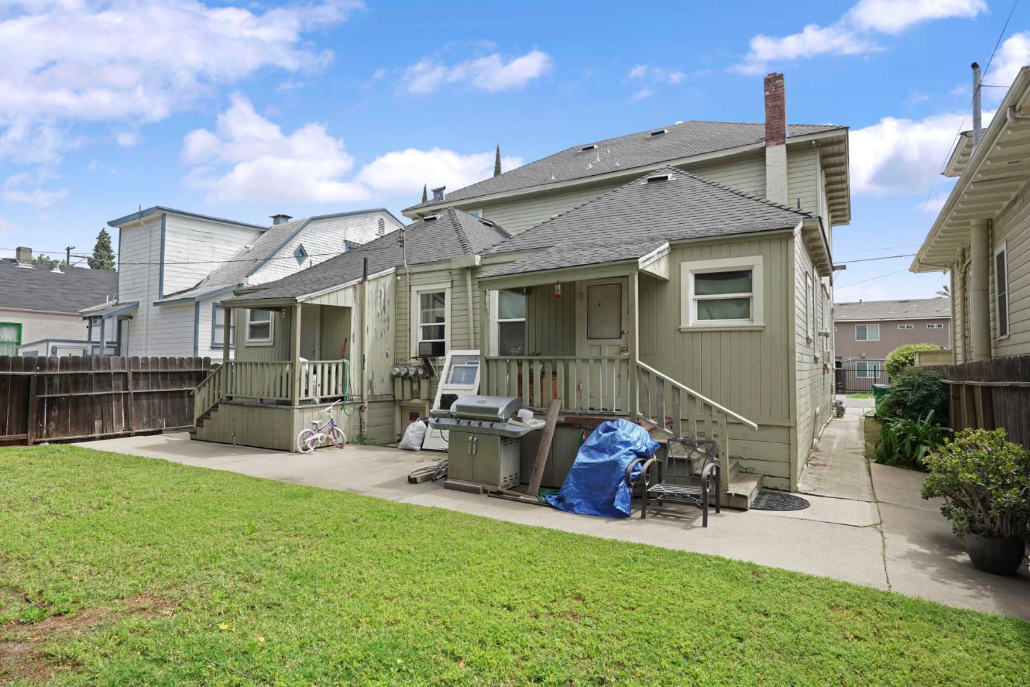 409 East Rose Street Stockton, CA 95202 - Photo 25 of 35 a view of a patio with table and chairs with wooden fence