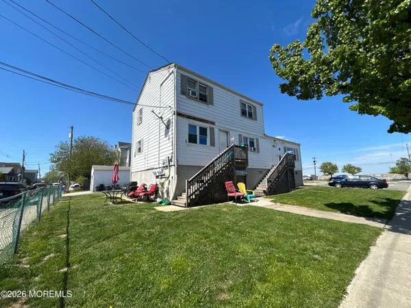 a view of a house with backyard
