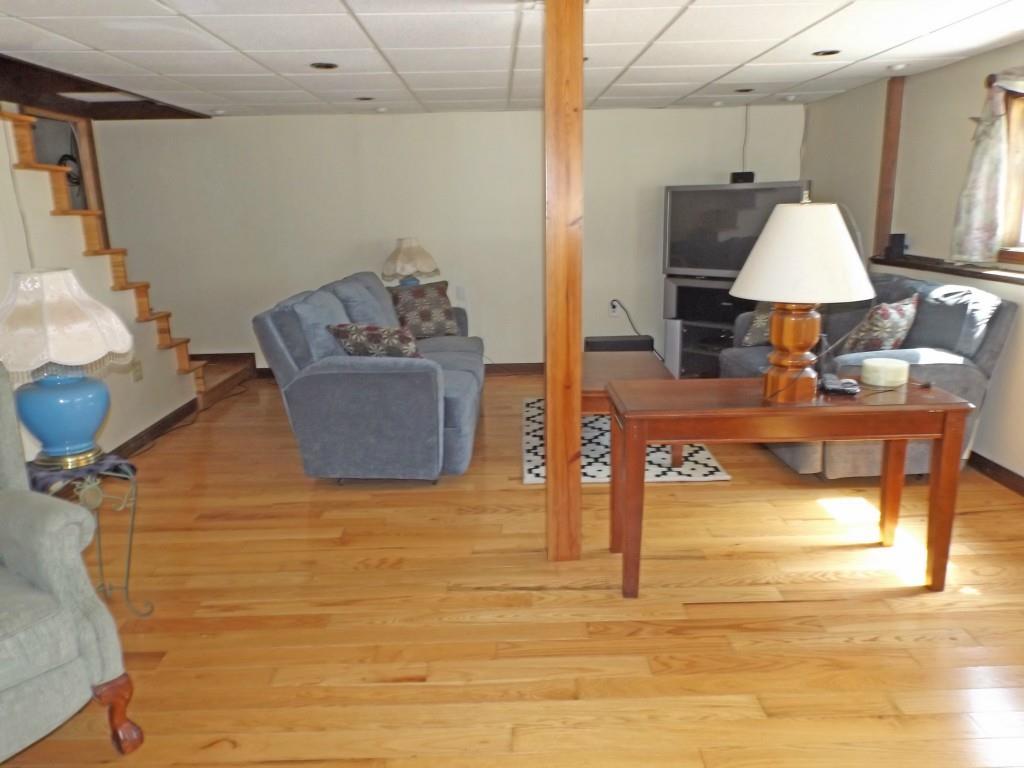 35 Kingsbury Road Holden, ME 04429 - Photo 12 of 32 Family room.