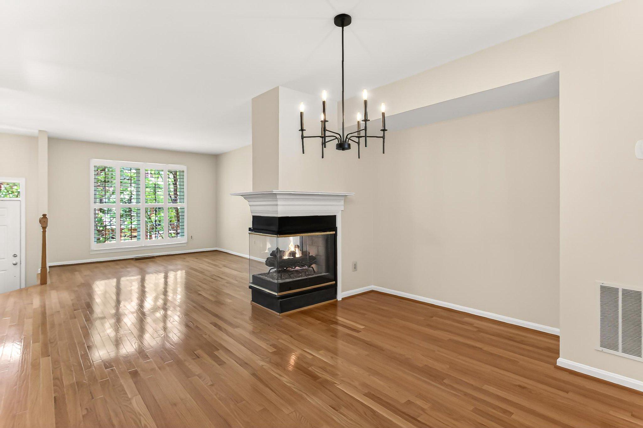 13157 Kidwell Field Road Herndon, VA 20171 - Photo 14 of 50 Spaciousdining area with elegant charm.