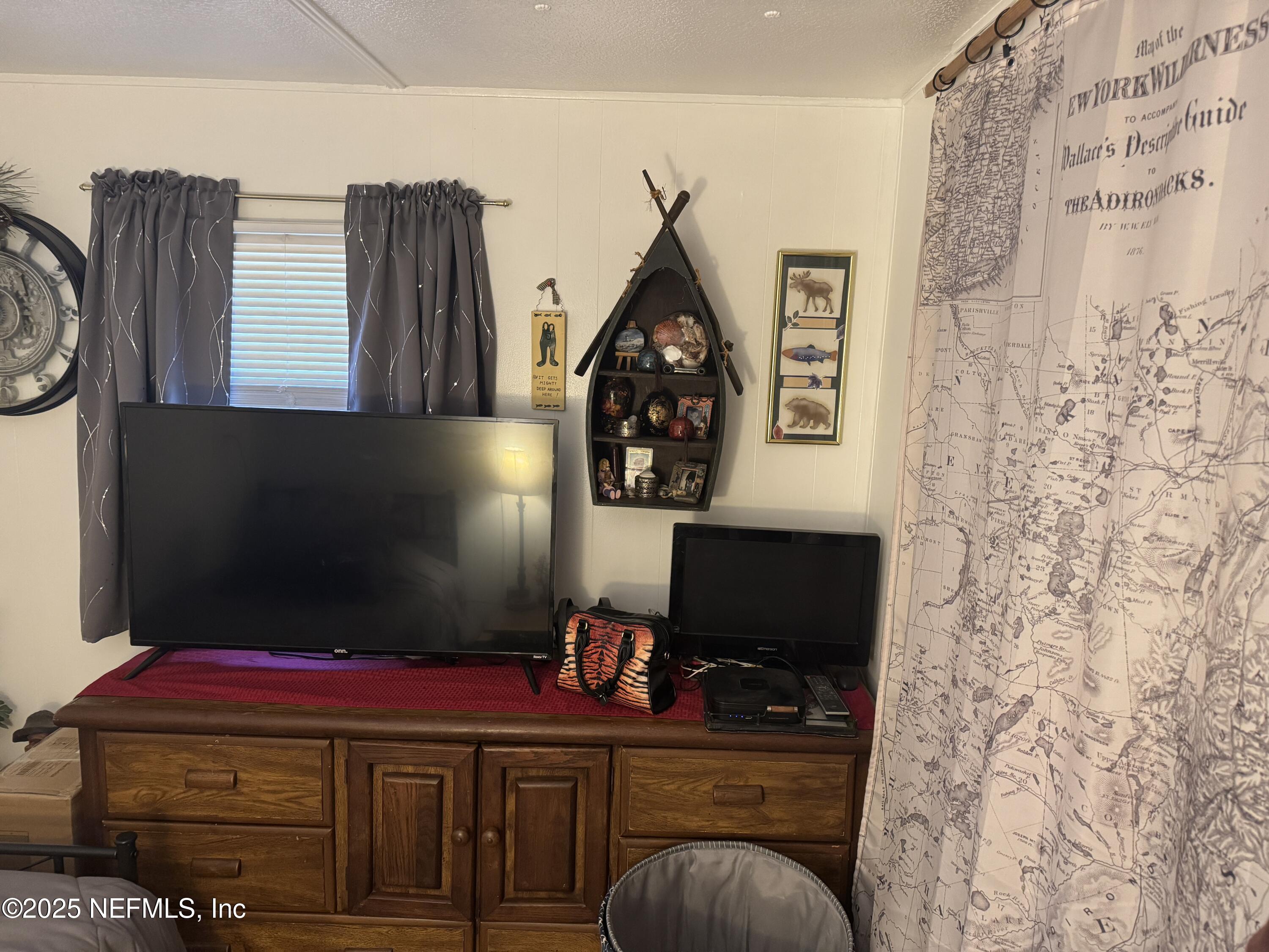 208 Lakeview Road Melrose, FL 32666 - Photo 12 of 22 a living room with furniture