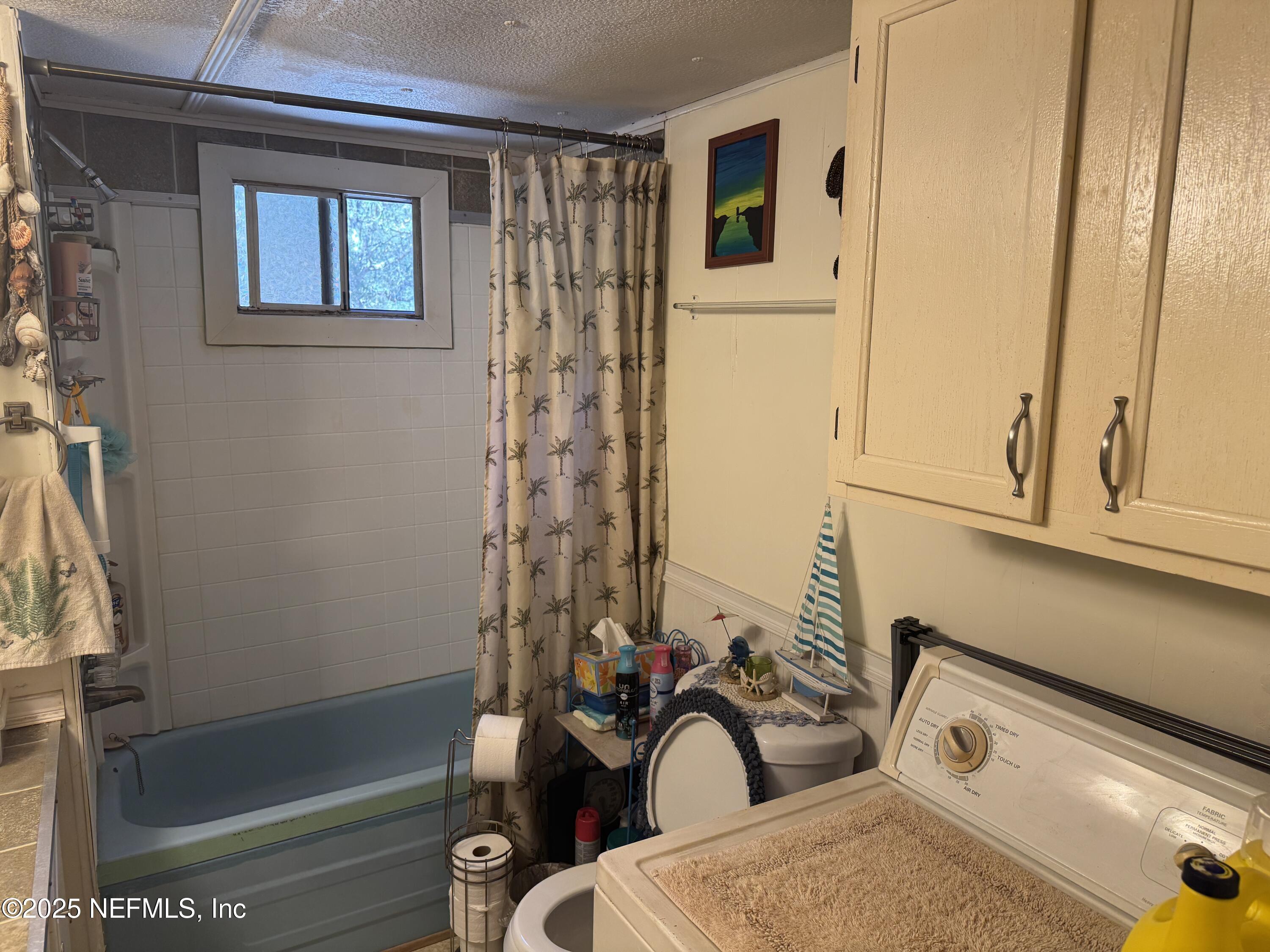 208 Lakeview Road Melrose, FL 32666 - Photo 17 of 22 a bathroom with a bathtub and shower