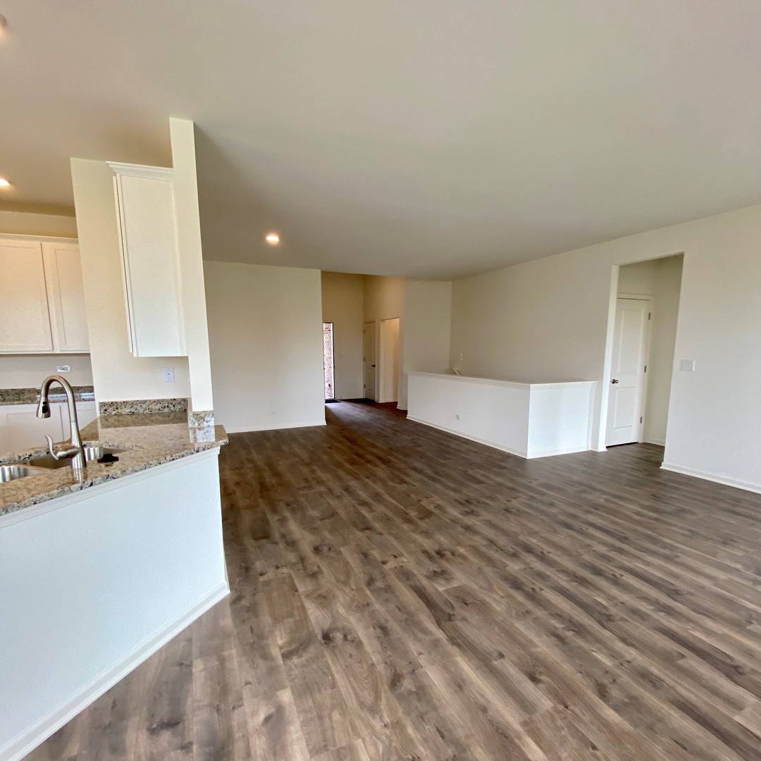 2017 Rownham Hill Road New Lenox, IL 60451 - Photo 6 of 9