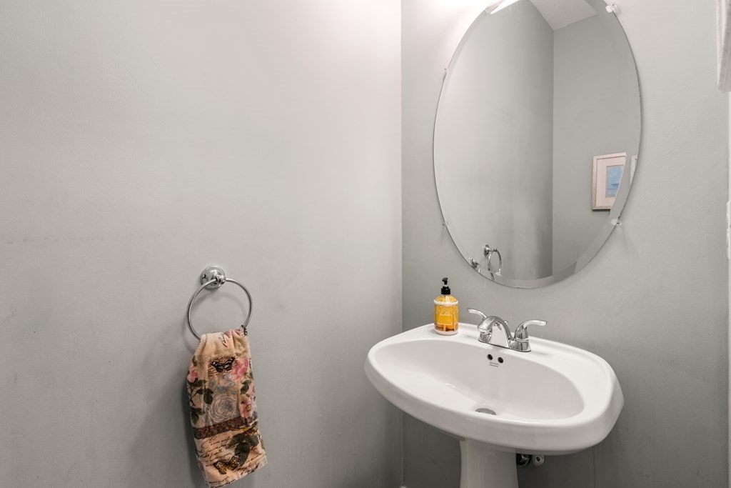 5 Robbins Road Foxboro, MA 02035 - Photo 9 of 25 Gallery Image 9