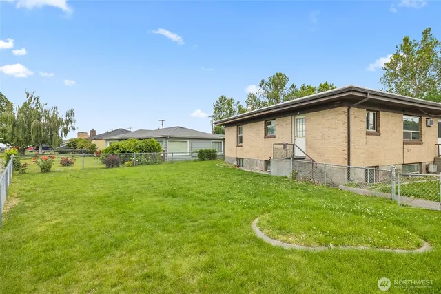 a view of a house with a yard