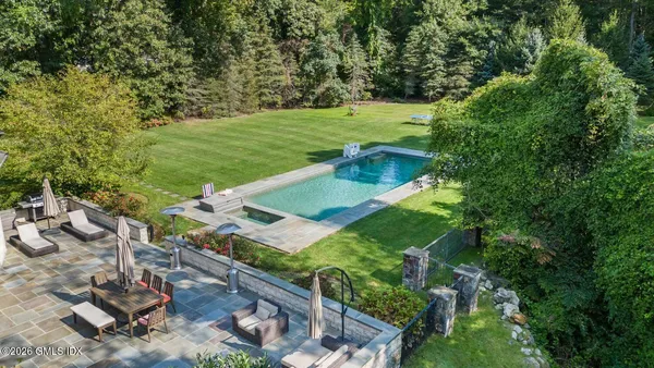 a view of a garden with lawn chairs