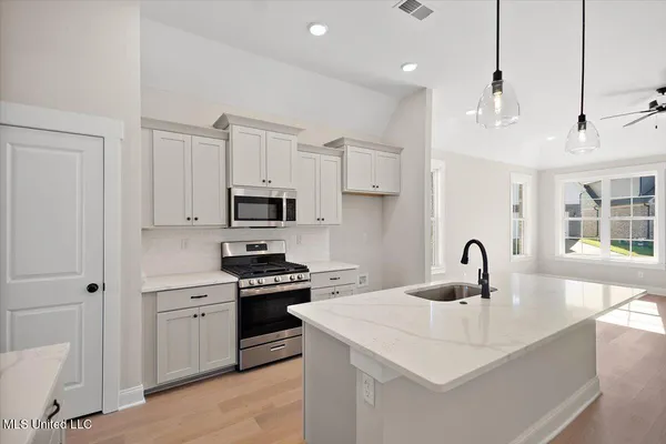 $326,900 | 433 Sunflower Street, Nesbit, MS 38651