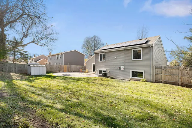 $325,000 | 310 Huntington Drive, McHenry, IL 60050