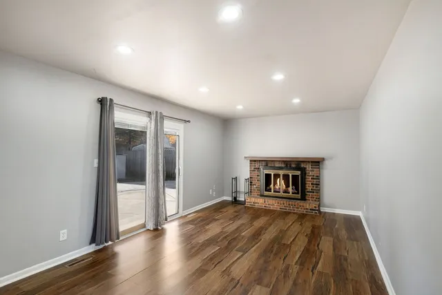 $325,000 | 310 Huntington Drive, McHenry, IL 60050