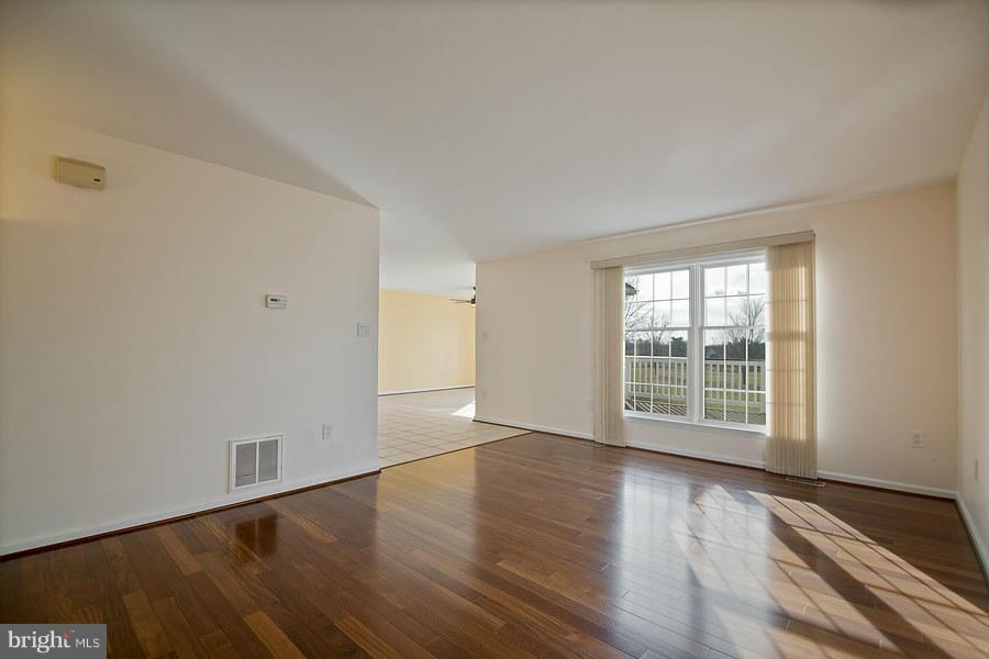 6773 Dickerson Road Dickerson, MD 20842 - Photo 4 of 28 Living Room