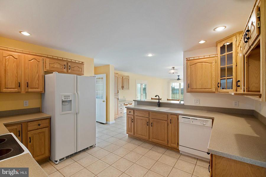 6773 Dickerson Road Dickerson, MD 20842 - Photo 7 of 28 Kitchen