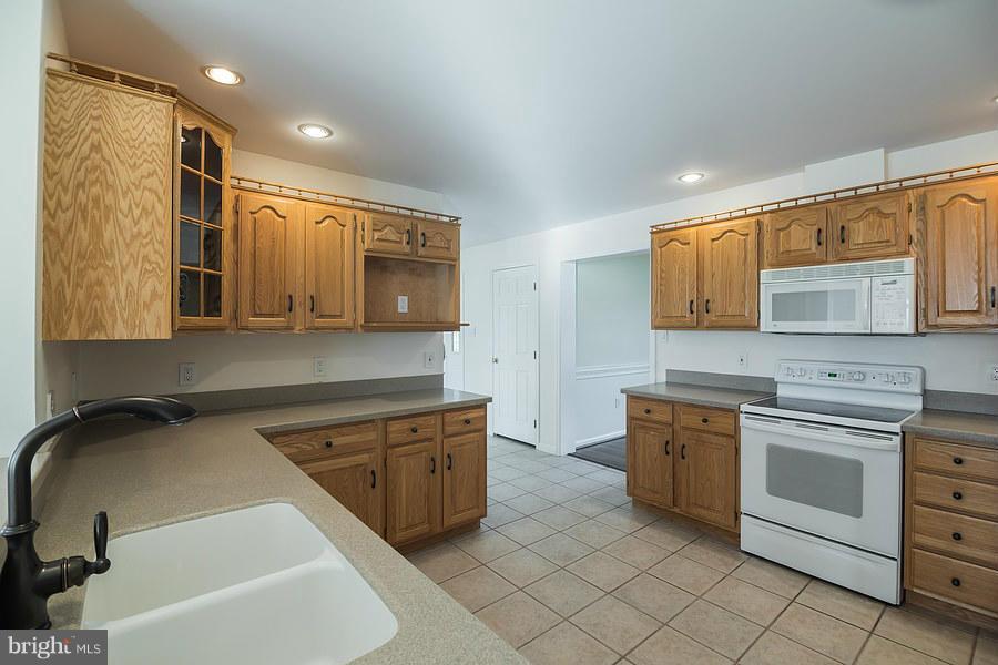 6773 Dickerson Road Dickerson, MD 20842 - Photo 9 of 28 Kitchen