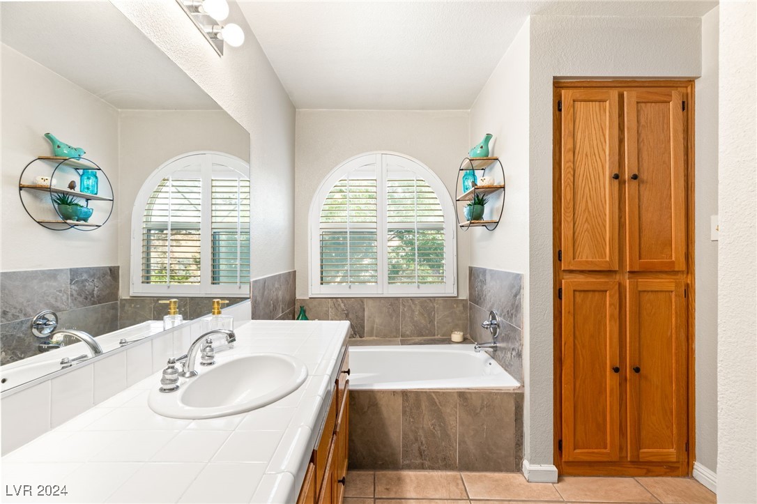 2316 Loggerhead Road Las Vegas, NV 89117 - Photo 25 of 35 Primary Bathroom with Large Soaking Tub