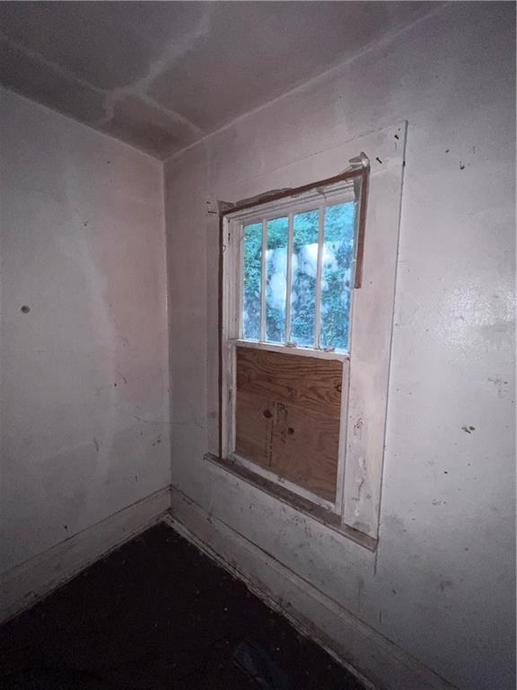 554 Nelson Street Macon, GA 31206 - Photo 14 of 37 an empty room with a window