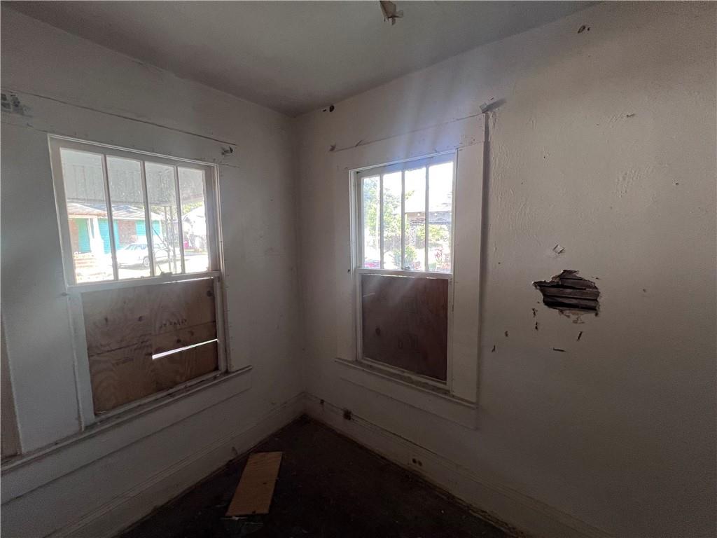 554 Nelson Street Macon, GA 31206 - Photo 25 of 37 a room with a window and a mirror