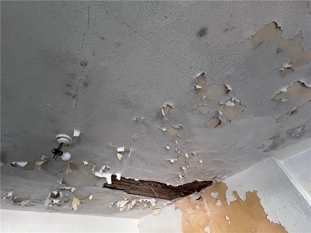 554 Nelson Street Macon, GA 31206 - Photo 27 of 37 a large room with a white couch