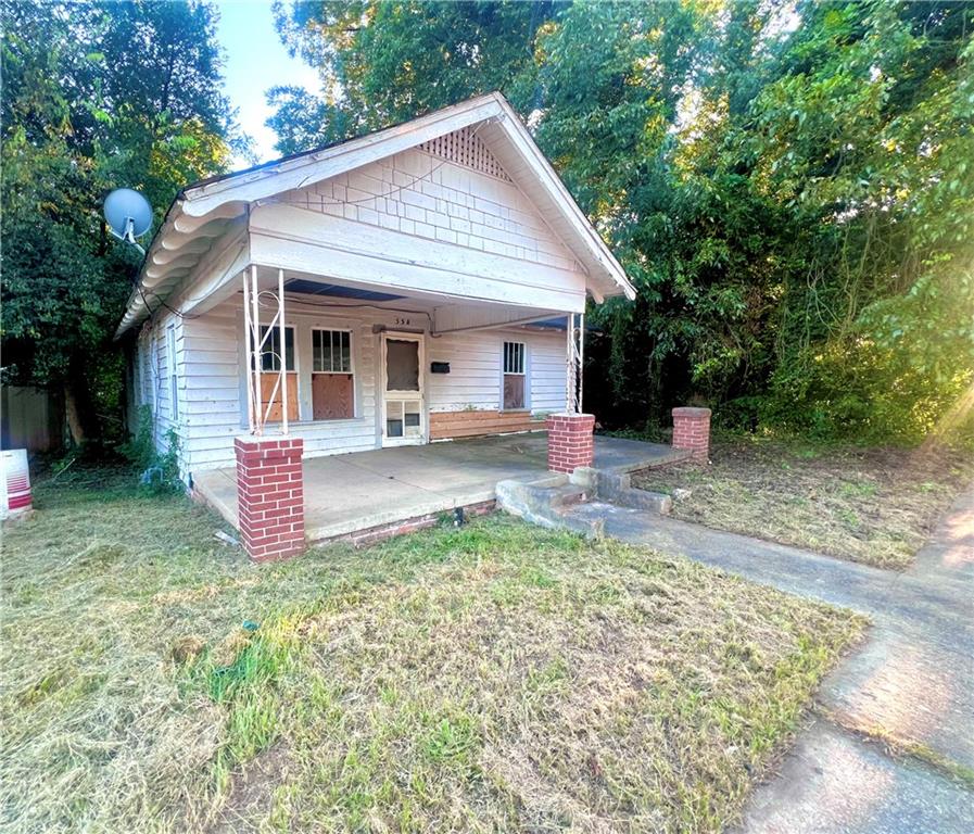 554 Nelson Street Macon, GA 31206 - Photo 4 of 37 a view of a house with backyard and sitting area