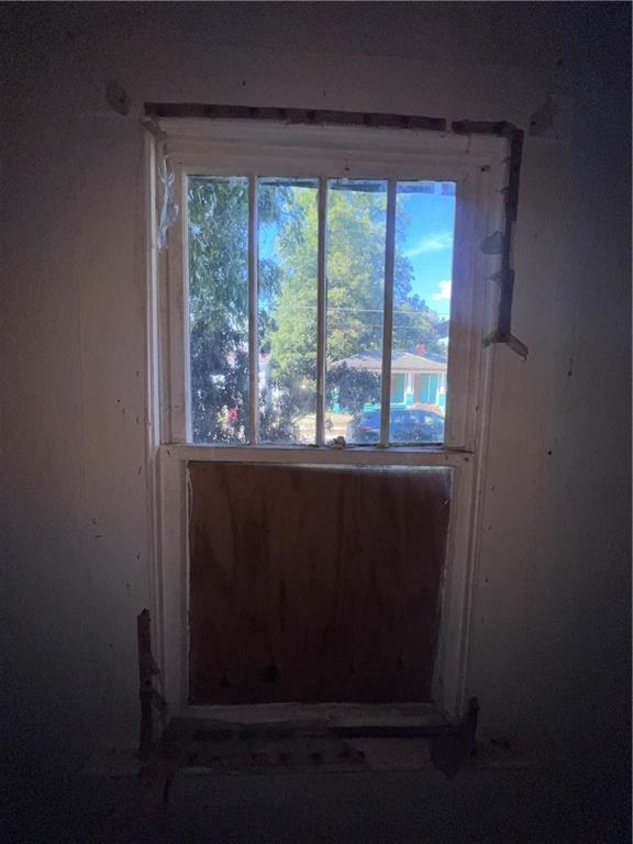 554 Nelson Street Macon, GA 31206 - Photo 6 of 37 a view of table and window