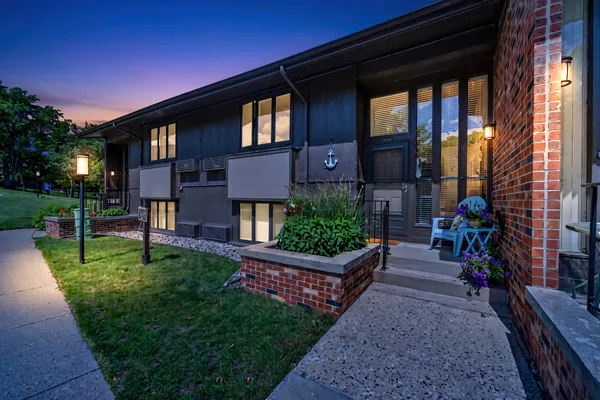 $275,000 | 33 Lausanne Court, Unit 3306, Geneva, WI 53147